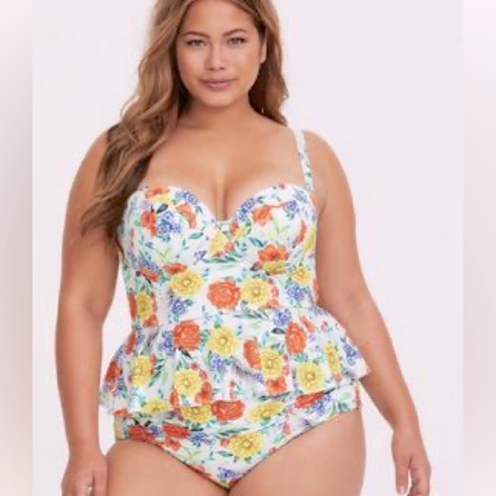 💙 NWoT White Floral Peplum Swimsuit Top w Built in Bra